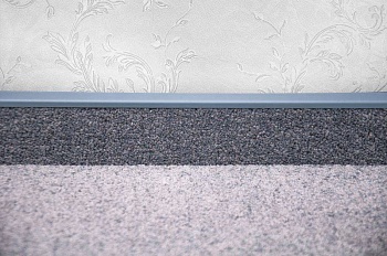 Плинтус для ковролина "Korner" Listwa графит (2500*13,8*50 мм) — фото и характеристики